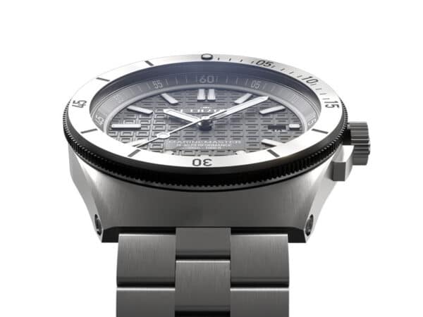 FORTIS Marinemaster M-40 Rockstone Gray auf Block Bracelet F.812.0006