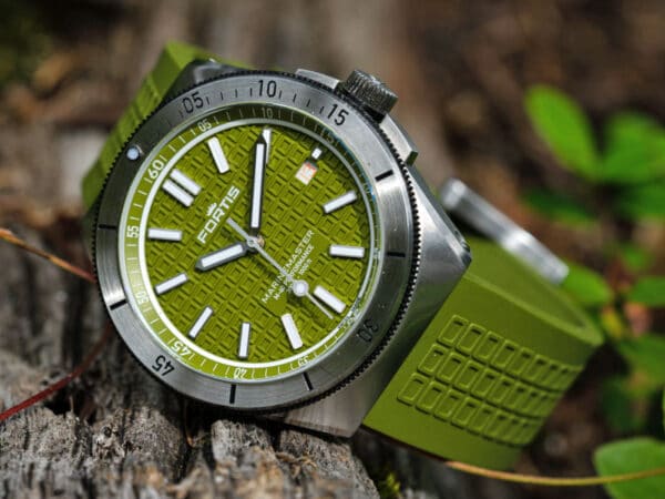 FORTIS Marinemaster M-40 Woodpecker Green auf Horizon Strap F.812.0007