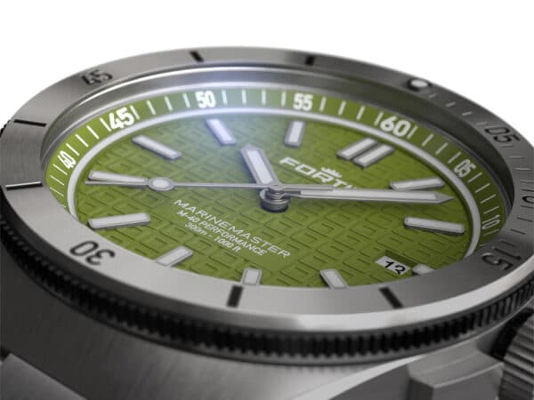 FORTIS Marinemaster M-40 Woodpecker Green auf Block Bracelet F.812.0008