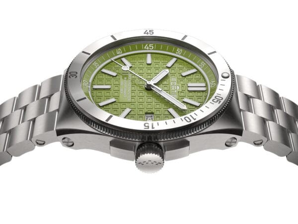 FORTIS Marinemaster M-40 Woodpecker Green auf Block Bracelet F.812.0008