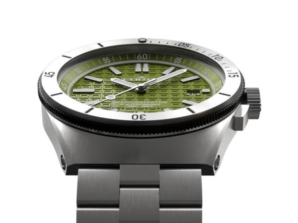 FORTIS Marinemaster M-40 Woodpecker Green auf Block Bracelet F.812.0008