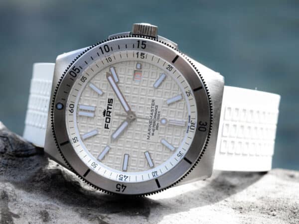 FORTIS Marinemaster M-40 Snow White auf Horizon Strap F.812.0009