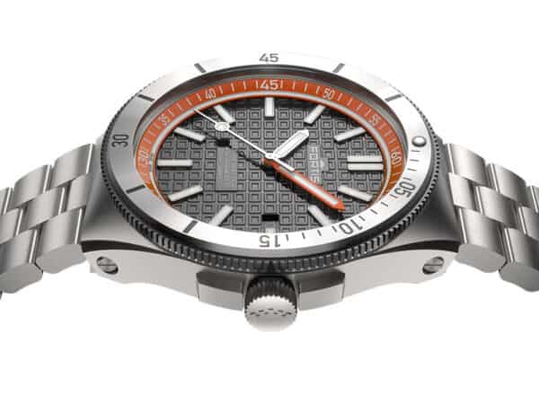 FORTIS Marinemaster M-44 Amber Orange auf Block Bracelet F.812.0014