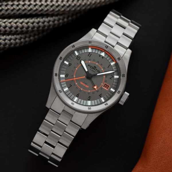 FORTIS Flieger F-43 Triple-GMT Titanium Orange auf Block Bracelet F4260002