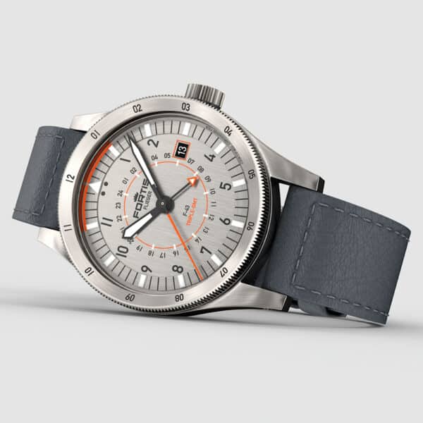 FORTIS Flieger F-43 Triple-GMT Titanium Orange auf Indigo Aviator Strap F4260003