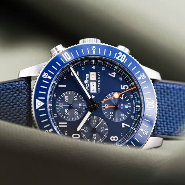 FORTIS Novonaut N-42 Cobalt Blue Edition auf Hybrid Strap F2040013